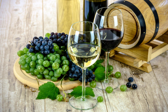 Обои картинки фото еда, напитки,  вино, белое, вино, красное, бутылки, бокалы, виноград, бочонок