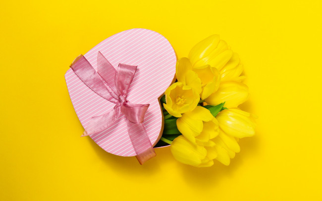 Обои картинки фото праздничные, день святого валентина,  сердечки,  любовь, букет, подарок, tulips, тюльпаны, romantic, бант, желтые, love, heart, цветы, flowers, spring, present, yellow, сердце
