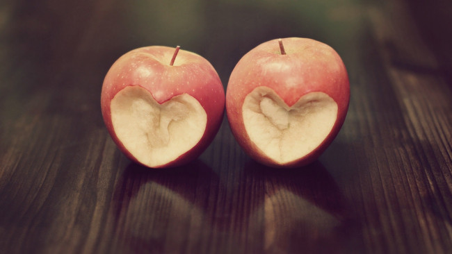 Обои картинки фото еда, яблоки, пара, сердечки