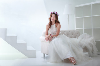 Картинка девушки -unsort+ азиатки диван улыбка поза платье фигура лестница