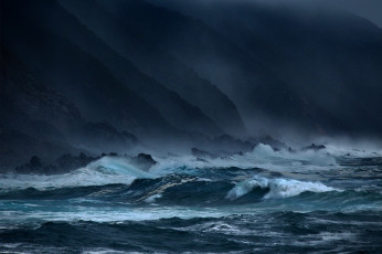 Картинка природа побережье море волны шторм скалы storm rocks dark blue twilight sky evening сумерки вечер темное небо