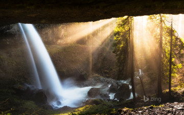Картинка природа водопады лучи лес скала камни поток