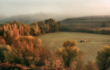 Картинка природа поля осень поле дымка домик деревья