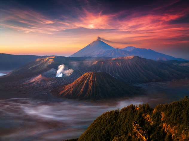 Обои картинки фото природа, горы, вулканический, комплекс-кальдеры, тенгер, Ява, действующий, вулкан, бромо, tengger, индонезия, утро, небо, облака, туман