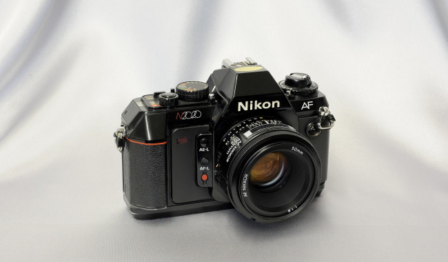 Обои картинки фото nikon n2020, бренды, nikon, зеркалка, фотокамера