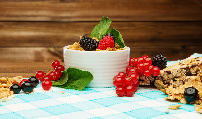 Обои картинки фото еда, разное, завтрак, мёд, смородина, berries, fresh, breakfast, мюсли, ягоды, ежевика