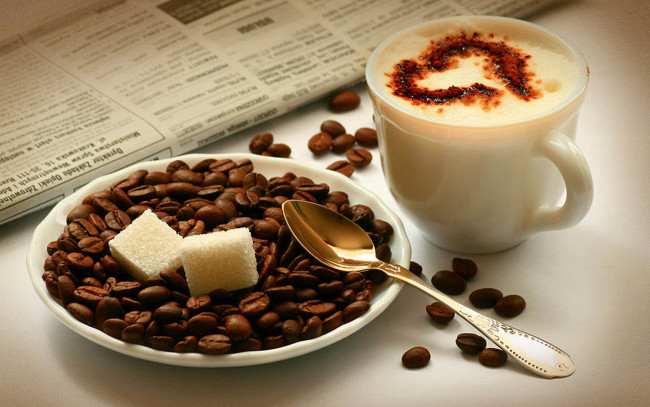 Обои картинки фото еда, кофе,  кофейные зёрна, сердечко, блюдце, зерна, куски, сахар, газета, ложка, чашка