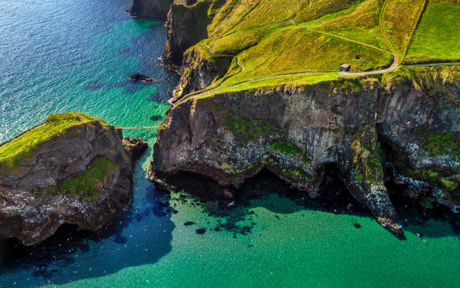 Обои картинки фото природа, побережье, ballintoy, carrick-a-rede, северная, ирландия, веревочный, мост, море, скалы, дорога, люди