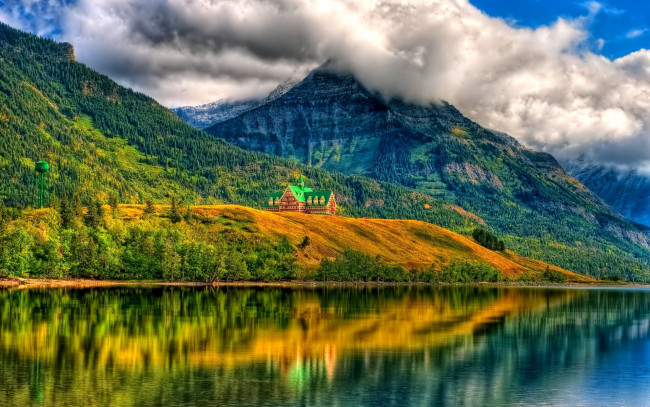 Обои картинки фото природа, реки, озера, небо, облака, горы, озеро, дом, склон, лес, деревья, отражение