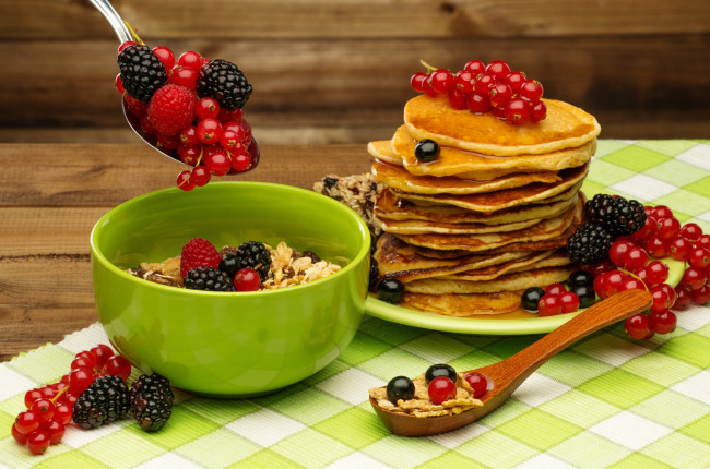 Обои картинки фото еда, блины,  оладьи, смородина, ежевика, мёд, мюсли, ягоды, завтрак, pancake, berries, fresh, breakfast