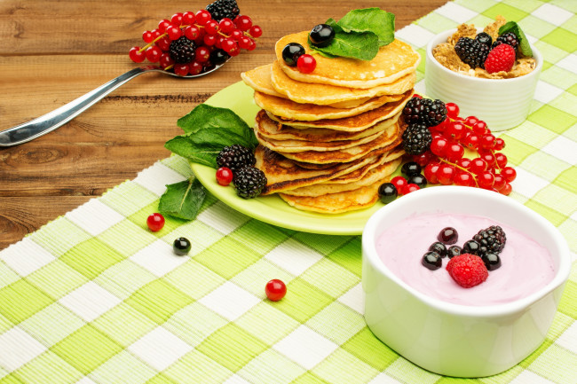 Обои картинки фото еда, блины,  оладьи, мюсли, завтрак, pancake, berries, fresh, ягоды, смородина, йогурт, breakfast, ежевика, мёд