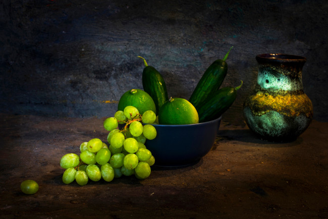 Обои картинки фото еда, фрукты и овощи вместе, кувшин, гроздь