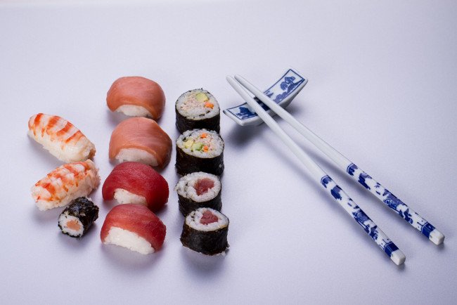 Обои картинки фото еда, рыба,  морепродукты,  суши,  роллы, роллы, фон, рис, палочки