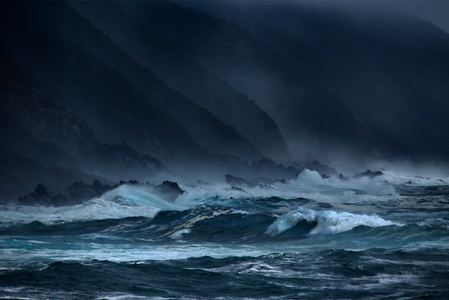 Обои картинки фото природа, побережье, море, волны, шторм, скалы, storm, rocks, dark, blue, twilight, sky, evening, сумерки, вечер, темное, небо
