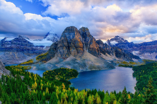 Обои картинки фото природа, реки, озера, канада, провинция, британская, колумбия, альберта, mt, assiniboine, горы, озёра, леса, осень