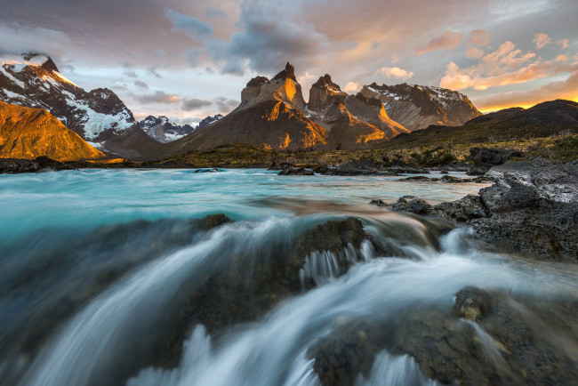 Обои картинки фото природа, реки, озера, южная, америка, патагония, Чили, горы, анды, национальный, парк, торрес-дель-пайне, утро, река