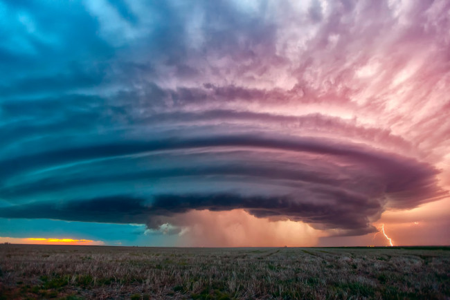 Обои картинки фото природа, стихия, сша, центральный, канзас, шторм, тучи, облака, молния, поле