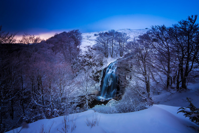 Обои картинки фото природа, водопады, франция, овернь, зима, снег, горы, река, деревья, синева