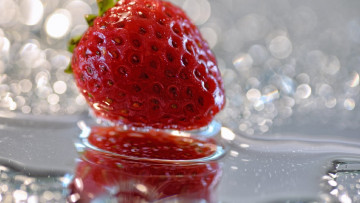 Картинка еда клубника +земляника блики ягода вода