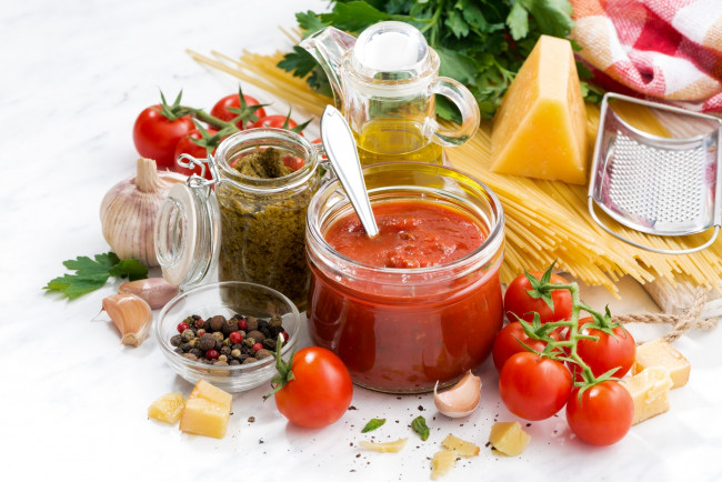 Обои картинки фото еда, разное, соус, помидоры, паста, спагетти, специи, чеснок, перец, петрушка, масло, сыр, томаты