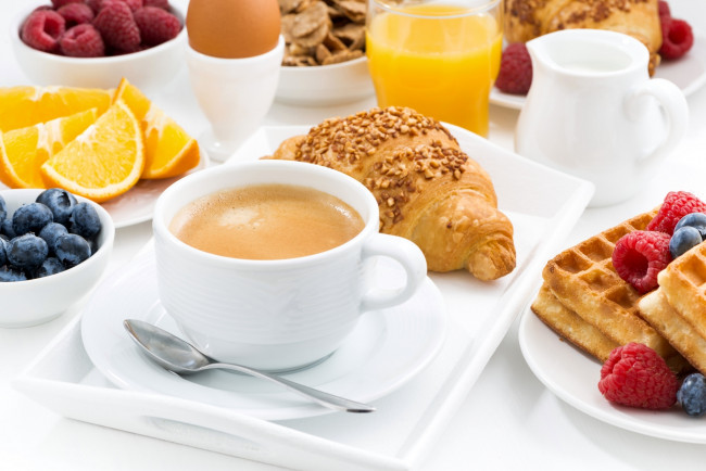 Обои картинки фото еда, разное, ягоды, сок, круассан, яйцо, голубика, малина, апельсин, вафли, кофе, завтрак