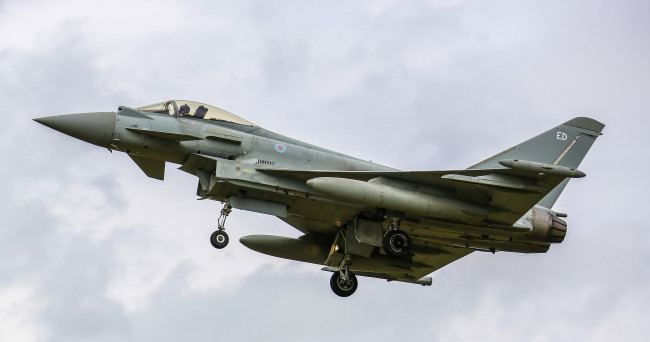 Обои картинки фото euro fighter typhoon, авиация, боевые самолёты, истребитель