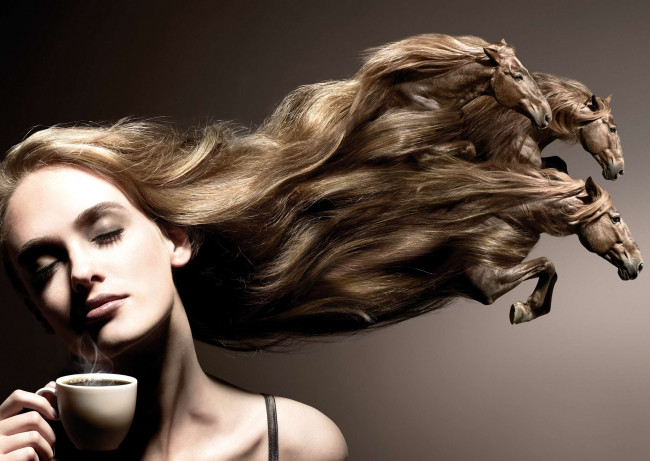 Обои картинки фото девушки, -unsort , креатив, лошади, волосы, лицо, чашка, кофе