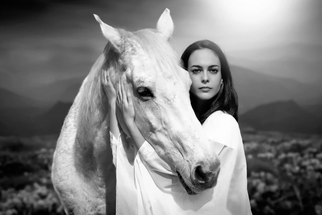 Обои картинки фото девушки, -unsort , Черно-белые обои, балахон, горы, брюнетка, лошадь