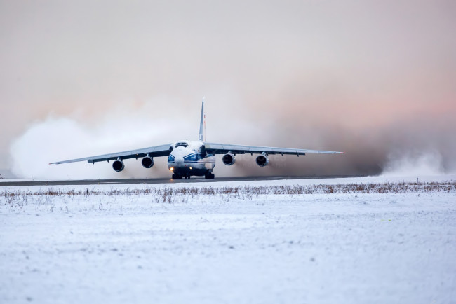 Обои картинки фото ан - 124, авиация, грузовые самолёты, ан, 124, советский, тяжелый, дальний, транспортный, самолет, зима, посадка
