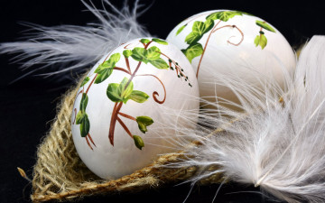 Картинка праздничные пасха пасхальные яйца писанки перышки