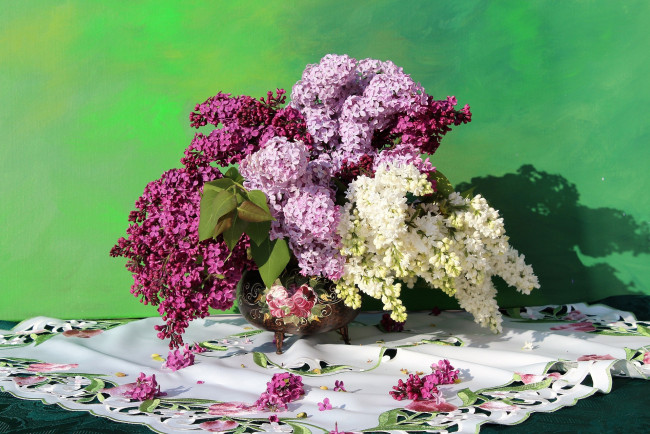 Обои картинки фото цветы, сирень, скатерть, ваза, букет