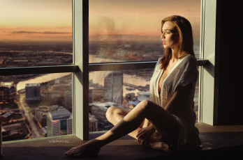 Картинка девушки анастасия+марципанова модель красная помада сидит у окна босиком без лифчика солнечный свет женщины в помещении брюнетка анастасия марципанова
