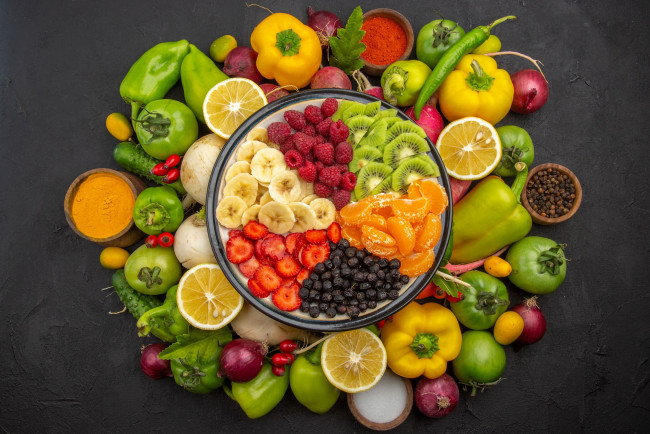 Обои картинки фото еда, фрукты и овощи вместе, перец, лук, редис, киви, банан, малина, клубника
