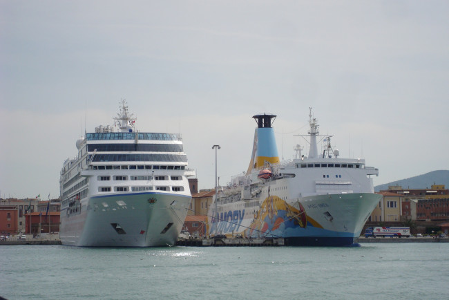 Обои картинки фото корабли, разные, вместе, паром, порт, italy, livorno, италия, ливорно, лайнер