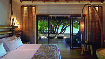 Картинка constance moofushi resort мальдивы интерьер спальня берег кровать лампа мечта