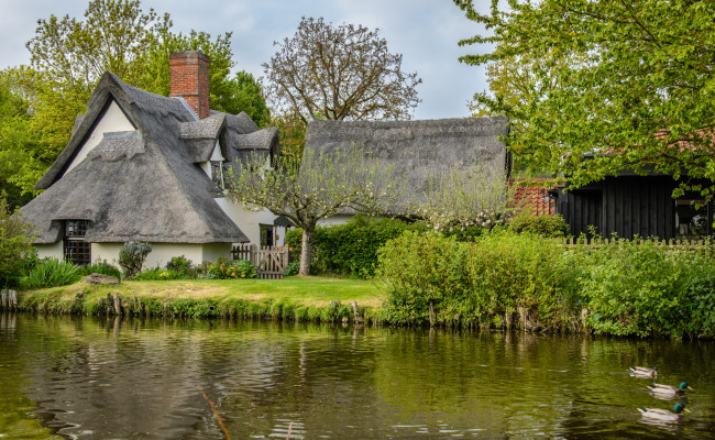 Обои картинки фото bridge, cottage, flatford, england, разное, сооружения, постройки, соломенной, коттедж, деревья, река, утки, англия