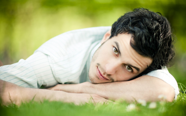 Обои картинки фото мужчины, - unsort, взгляд, зеленоглазый, парень, брюнет, трава