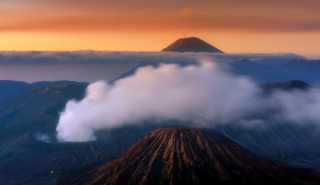 Картинка природа пейзажи индонезия tengger вулканический комплекс-кальдеры тенгер Ява закат небо облака туман действующий вулкан бромо