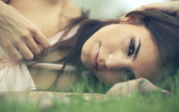 Картинка девушки -unsort+ брюнетки +шатенки трава рука улыбка взгляд шатенка