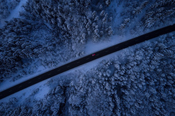 Картинка природа дороги лес деревья дорога зима машина снег вид сверху