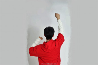 Картинка мужчины xiao+zhan спина жест