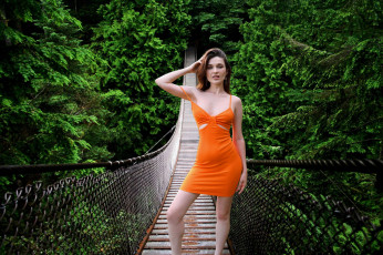 Картинка девушки serena+wood подвесной мост оранжевое платье