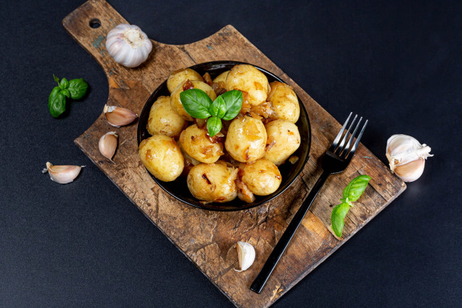 Обои картинки фото еда, картофель, чеснок, отварной, шкварки, базилик