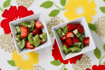 Картинка еда фрукты ягоды фруктовый салат цветы киви клубника