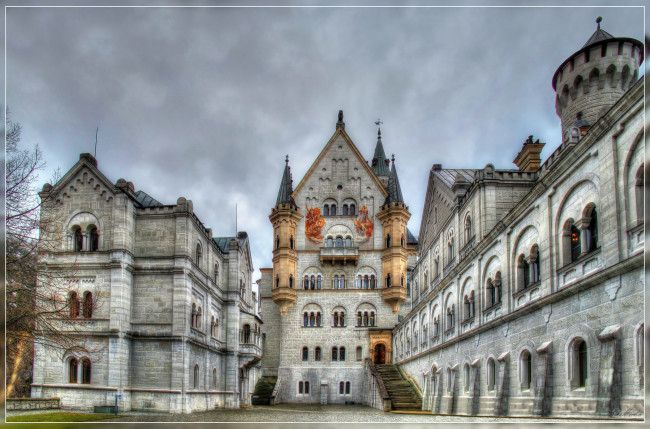 Обои картинки фото германия, швангау, замок, neuschwanstein, города, нойшванштайн, двор