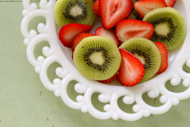 Обои картинки фото еда, фрукты, ягоды, киви, клубника