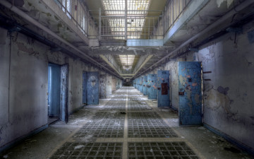 Картинка разное развалины +руины +металлолом решетки мусор плитка коридор камеры тюрьма двери свет