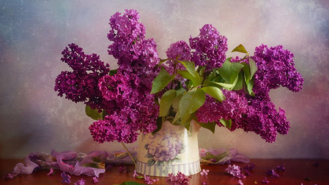 Обои картинки фото цветы, сирень, гроздья, ваза, лепестки, шелк, букет