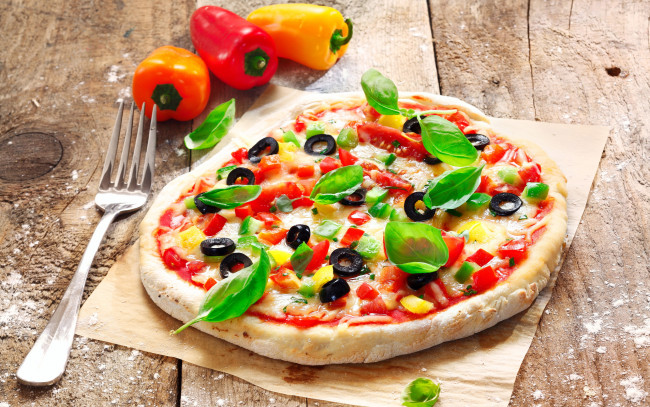 Обои картинки фото еда, пицца, базилик, маслины, перец, помидоры