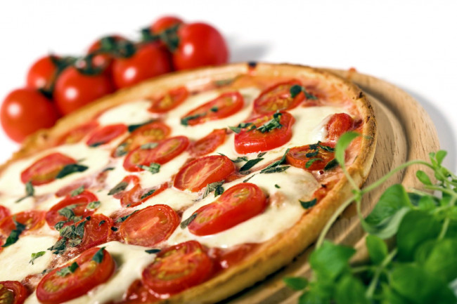 Обои картинки фото еда, пицца, помидоры, базилик
